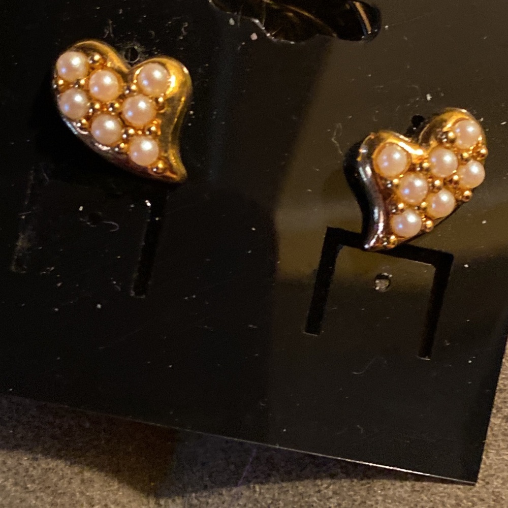 AVON Signed Vintage Heart Shaped Gold Tone Stud Earrings with Faux Pearls